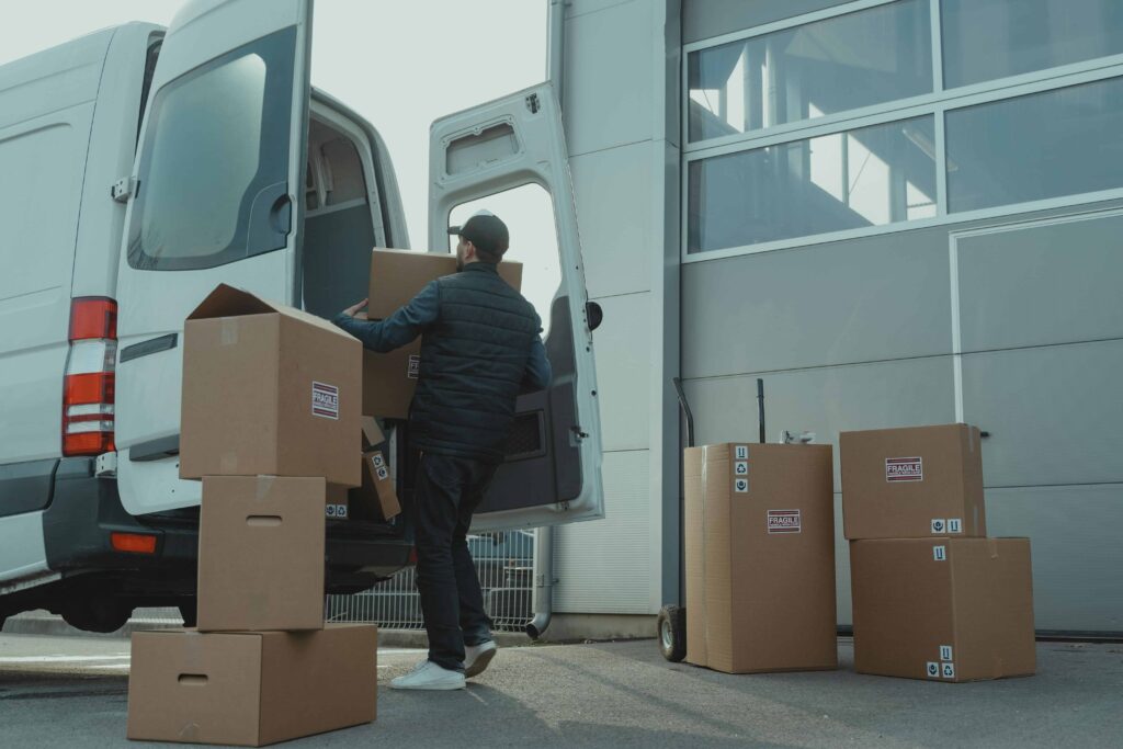 Imagen de persona cargando paquetes a su vehiculo